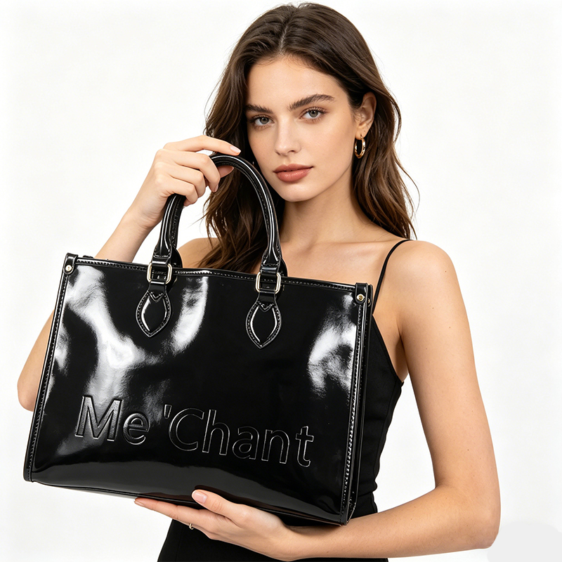 Shoulder Bag Structured - Damska czarna błyszcząca torba typu tote
